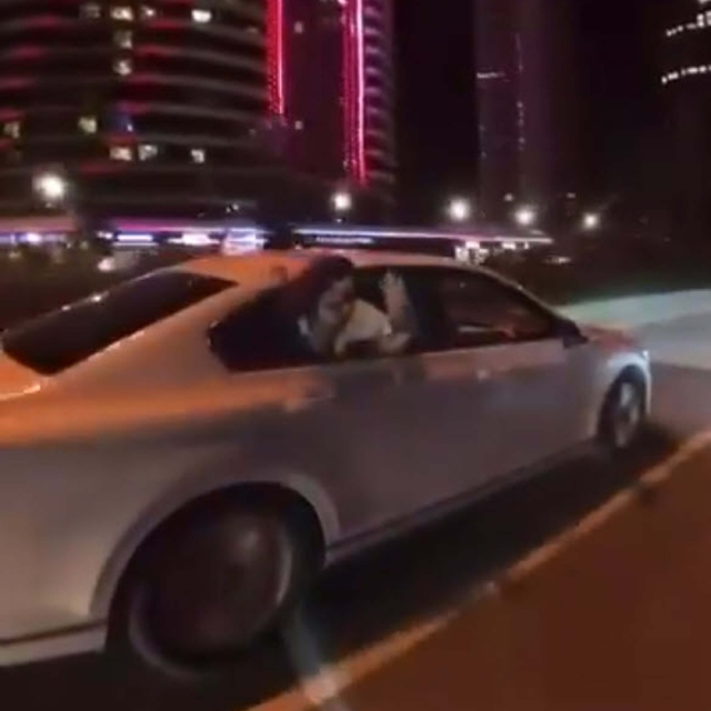 Korsan takside şoför ile tartışıp camdan bağırarak yardım istedi