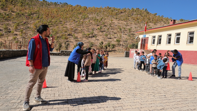 Gönüllüler sınır köylerinde yaptıkları etkinliklerle çocukların yüzünü güldürüyor