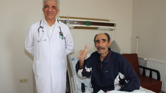 Hastanın akciğerinden alınan karpuz büyüklüğündeki kitle 30 yıllık cerrahı şaşırttı