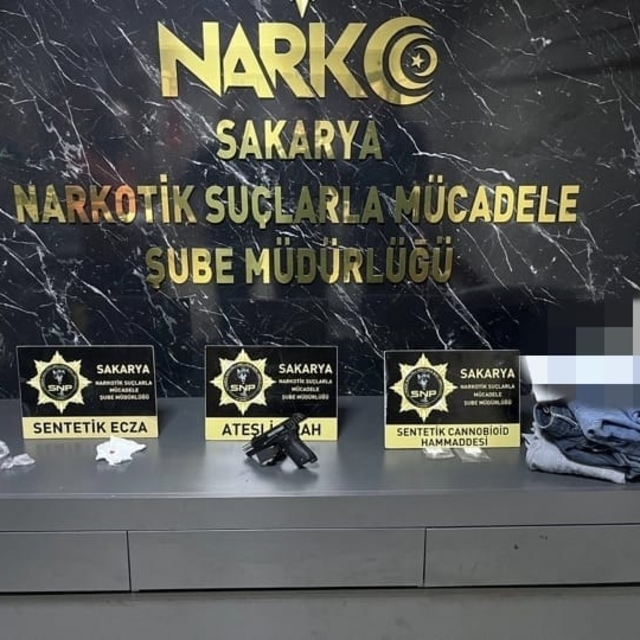 Anne ve oğlu tutuklandı; ellerindeki uyuşturucuyu kot pantolonlarla takas e...