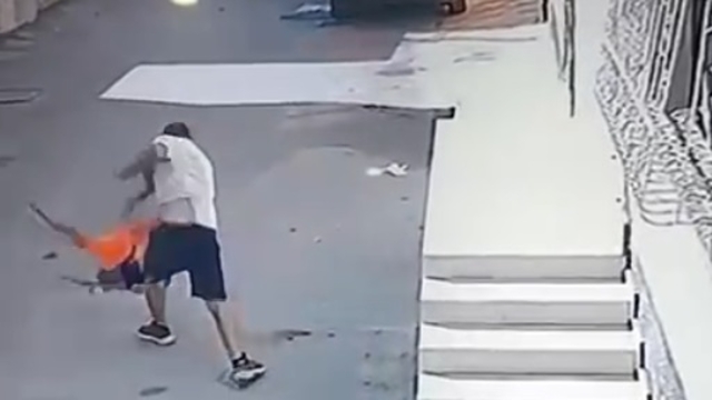 Kovaladığı çocuğu ayak bileğinden tutup yere fırlattı