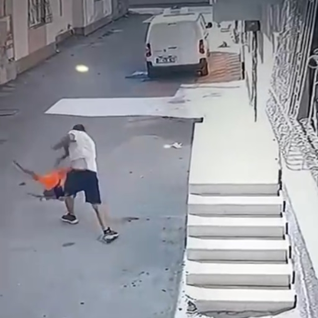 Kovaladığı çocuğu ayak bileğinden tutup yere fırlattı