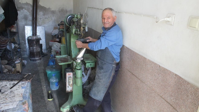 Babasından kalan 85 yıllık makine ile yarım asırdır ayakkabı tamir ediyor