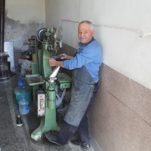 Babasından kalan 85 yıllık makine ile yarım asırdır ayakkabı tamir ediyor