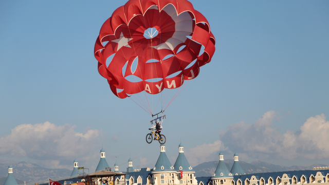 Alanya'da 16 yaşındaki genç bisikletiyle deniz paraşütü turu yaptı