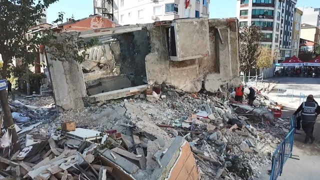 Gebze'de çöken binanın enkazı savcıların incelemesi sonrası kaldırılacak (4)