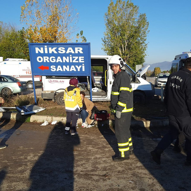 İşçi servis minibüsleri çarpıştı: 10 yaralı