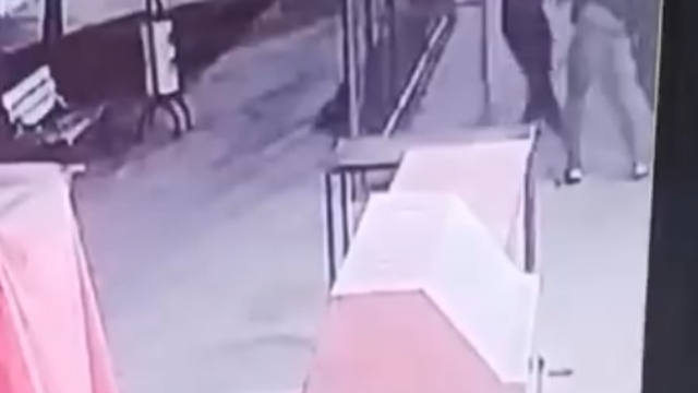 Parkta tartıştıkları 3 lise öğrencisini dövüp, bıçakladılar; olay kamerada