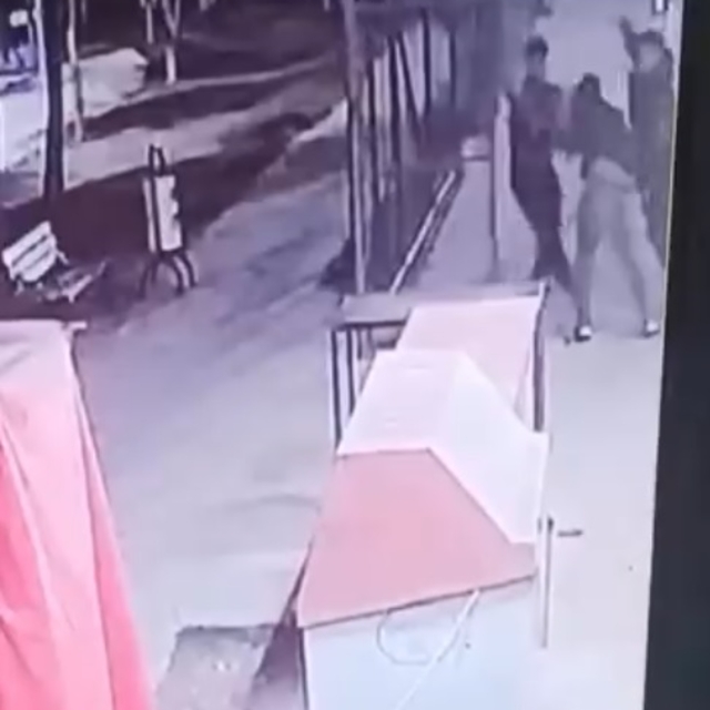 Parkta tartıştıkları 3 lise öğrencisini dövüp, bıçakladılar; olay kamerada