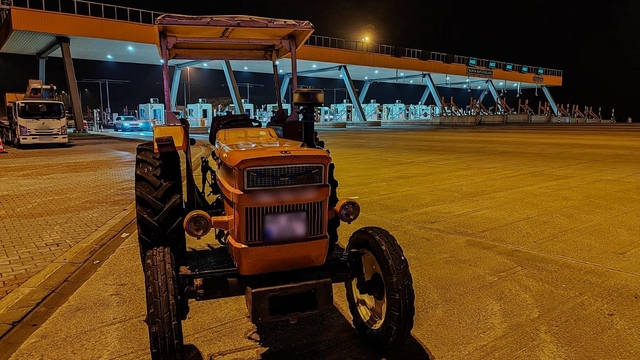 Bursa'da otoyolda traktörle seyreden sürücüye para cezası uygulandı