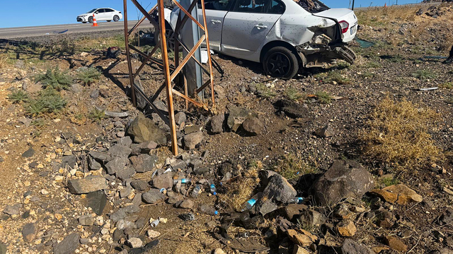Şanlıurfa'da elektrik direğine çarpan otomobilin sürücüsü yaralandı
