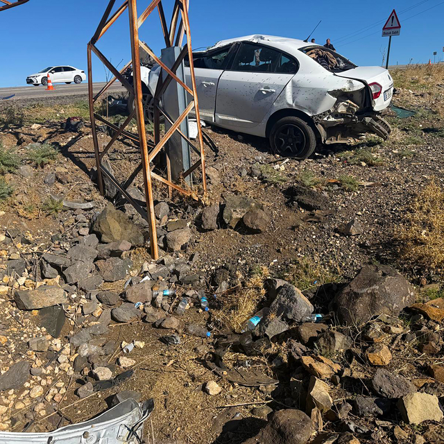 Şanlıurfa'da elektrik direğine çarpan otomobilin sürücüsü yaralandı