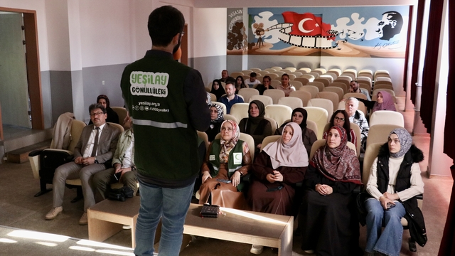 Samsun'da Yeşilay öğrenci velilerine bağımlılıkla mücadele eğitimi verdi