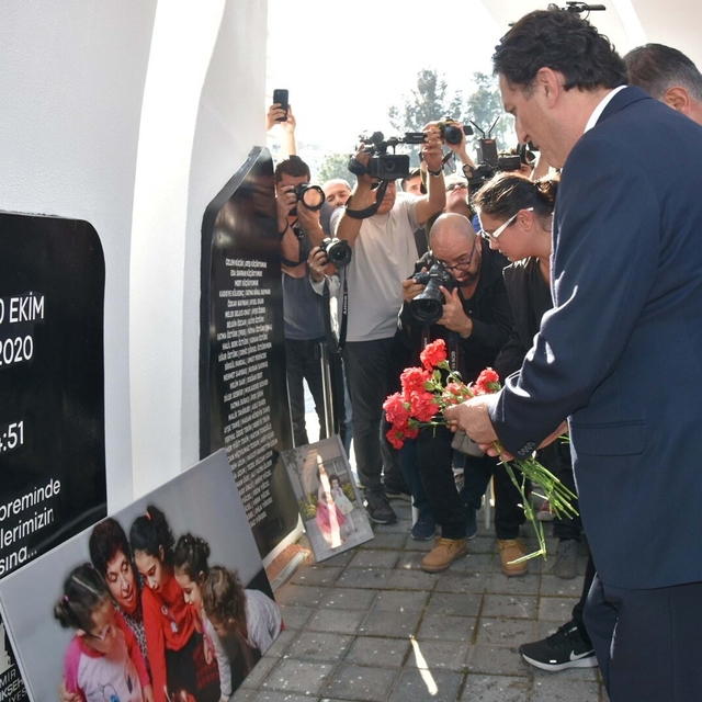 İzmir'de depremde hayatını kaybedenler anıldı