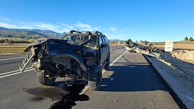 Kütahya'da cip ile kamyonetin çarpıştığı kazada 4 kişi yaralandı