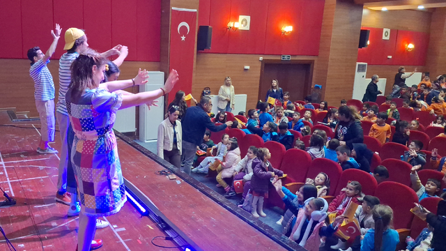 Beypazarı'nda öğrenciler için "Bir Bilmecem Var Çocuklar" adlı oyun sahnelendi