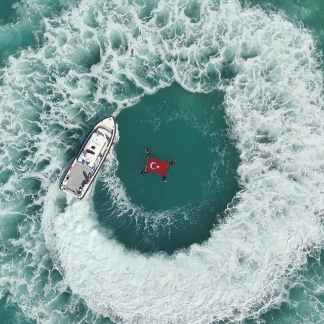 Denizde Türk bayrağı açarak Cumhuriyet Bayramı'nı kutladılar