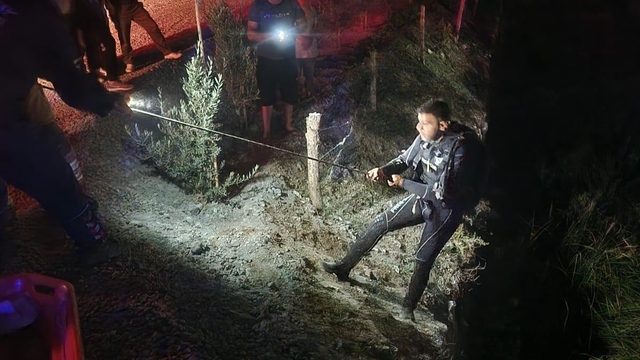 Asi Nehri'ne düşen motosikletliyi itfaiye erleri kurtardı