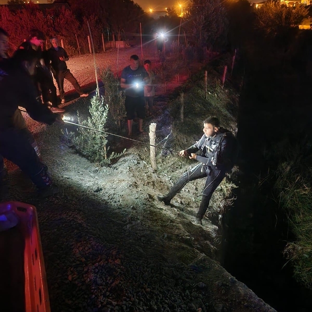 Asi Nehri'ne düşen motosikletliyi itfaiye erleri kurtardı