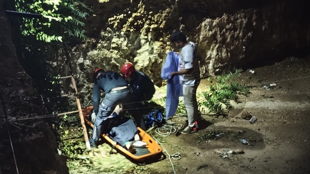 Antalya'da çukura düşen Rus turist itfaiye ekiplerince kurtarıldı