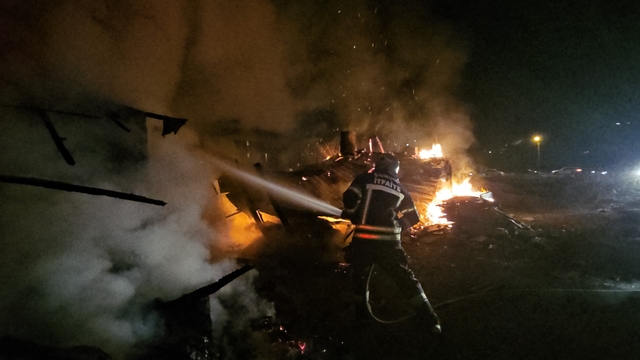 Çorum'da çıkan ev yangınında 7 kişi dumandan etkilendi