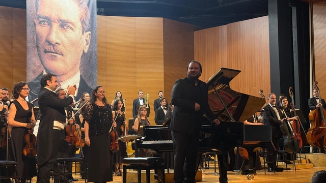 Piyanist Gökhan Aybulus Bursa'da konser verdi