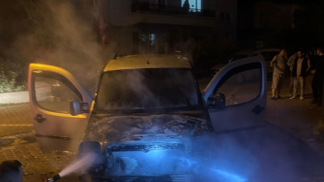 Bilecik'te park halindeki hafif ticari araç yandı