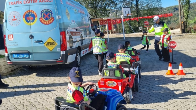 Samsun'da kırsal bölgedeki ilkokulda uygulamalı trafik eğitimi verildi