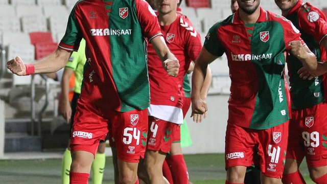 Karşıyaka'da alkışlar defansa