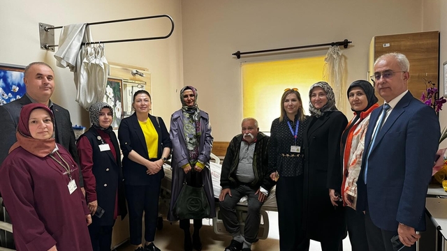 Tokat Valisi Köklü'nün eşi Yasemin Köklü'den rahatsızlanan şehit babasına ziyaret