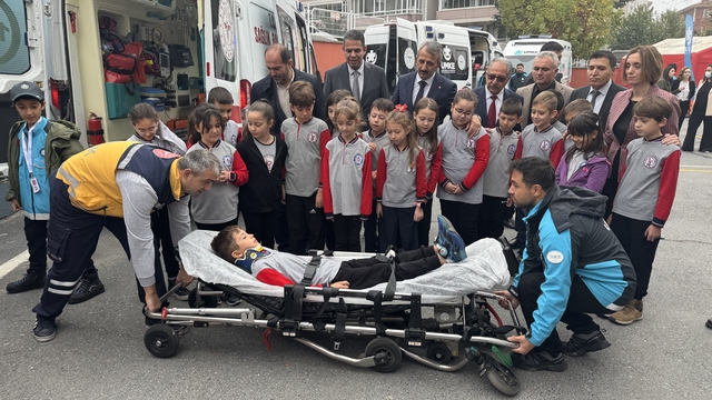 Edirne'de minik sağlık elçileri arkadaşlarına ilk yardımı öğretti