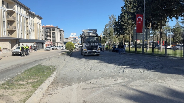 Adıyaman'da hafriyat TIR'ının dorsesindeki beton, yola döküldü