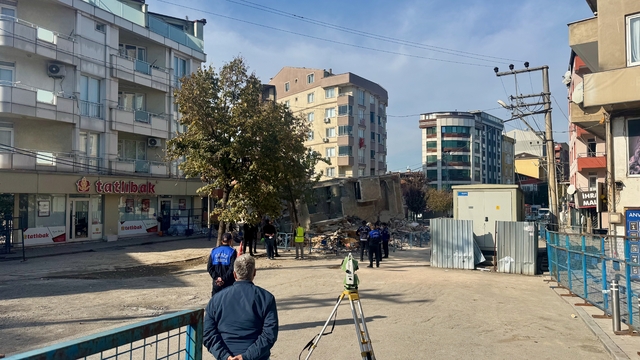 Kocaeli'de çöken binanın enkazında bilirkişi heyetinin incelemeleri sürüyor