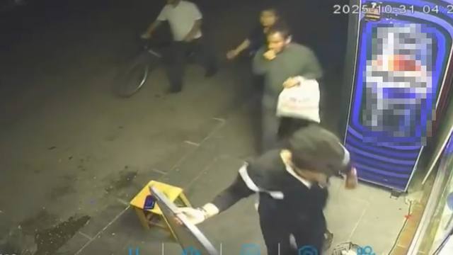 Kaldırımda çekirdek çitleyerek yürürken taburedeki cep telefonunu çaldı