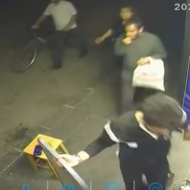 Kaldırımda çekirdek çitleyerek yürürken taburedeki cep telefonunu çaldı