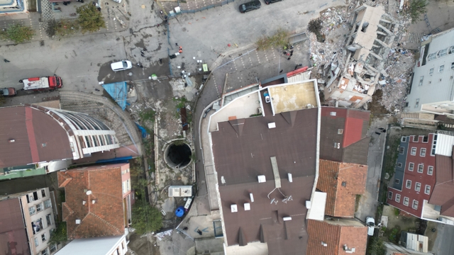 Gebze'de yıkılan binanın yakınındaki 12 bina mühürlendi; 45 aile tahliye edildi