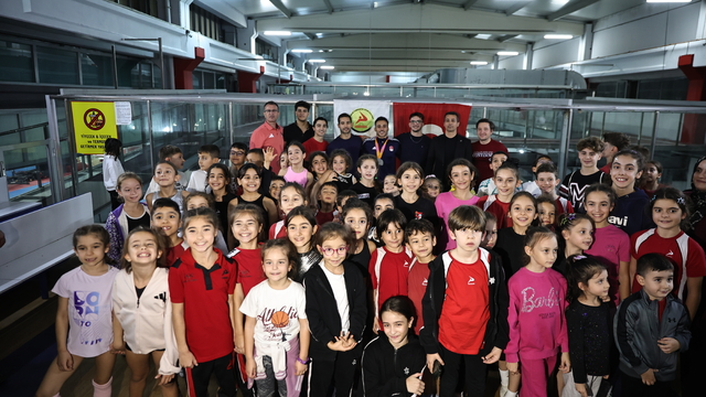 Adem Asil'e küçük sporculardan büyük ilgi