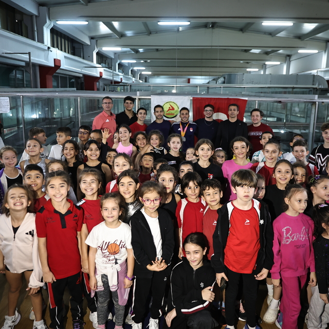 Adem Asil'e küçük sporculardan büyük ilgi