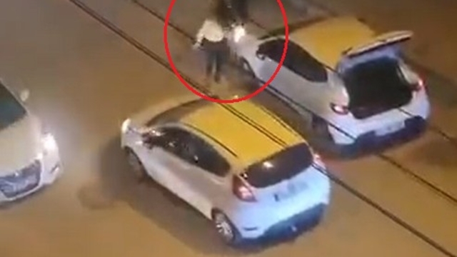 Sokak ortasında darbedilen kadını vatandaşlar kurtardı; o anlar kamerada