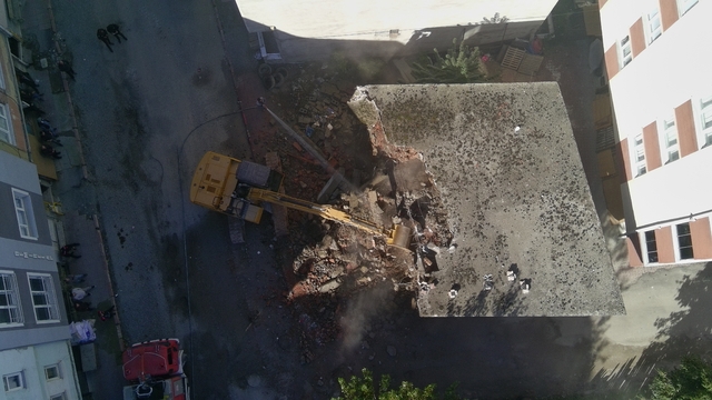 Türkeli'de metruk binaların yıkımı gerçekleştirildi