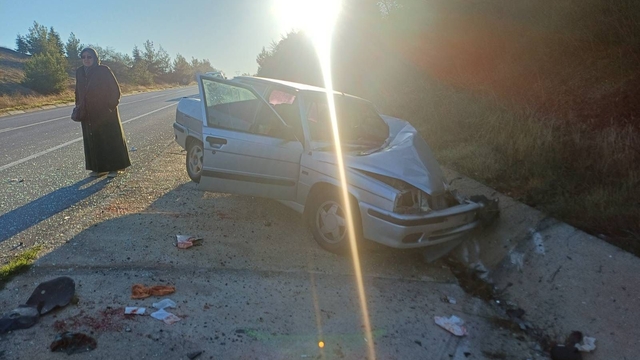 Bilecik'te park halindeki araca çarpan otomobildeki 2 kişi yaralandı