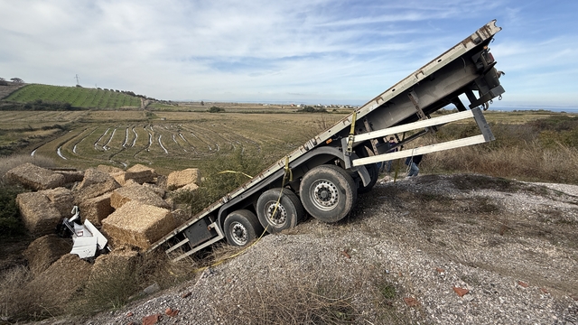 Çanakkale'de şarampole devrilen tırın sürücüsü öldü