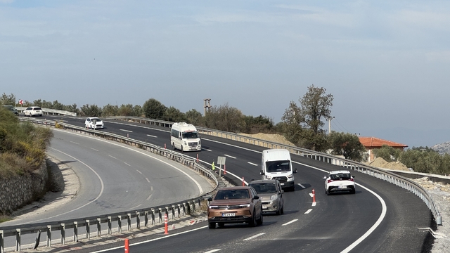 Aydın'da çöken yol onarılıp yeniden trafiğe açıldı