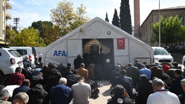 Depremin merkezi Sındırgı'da cuma namazı Şerifpaşa Meydanı'nda kılındı