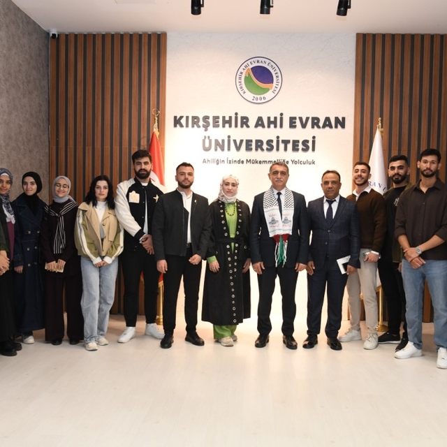 KAEÜ Rektörü Karahocagil, üniversitedeki Filistinli öğrencilerle bir araya...