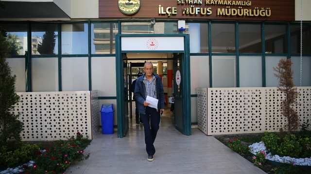 Adana'daki nüfus müdürlüklerinde sürücü belgesi yenileme yoğunluğu