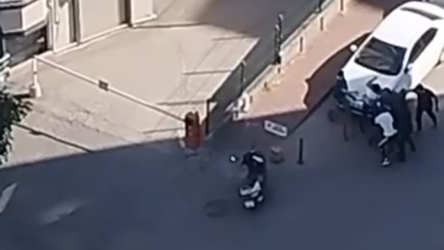 Kuryenin tartıştığı grup tarafından darbedildiği anlar kamerada