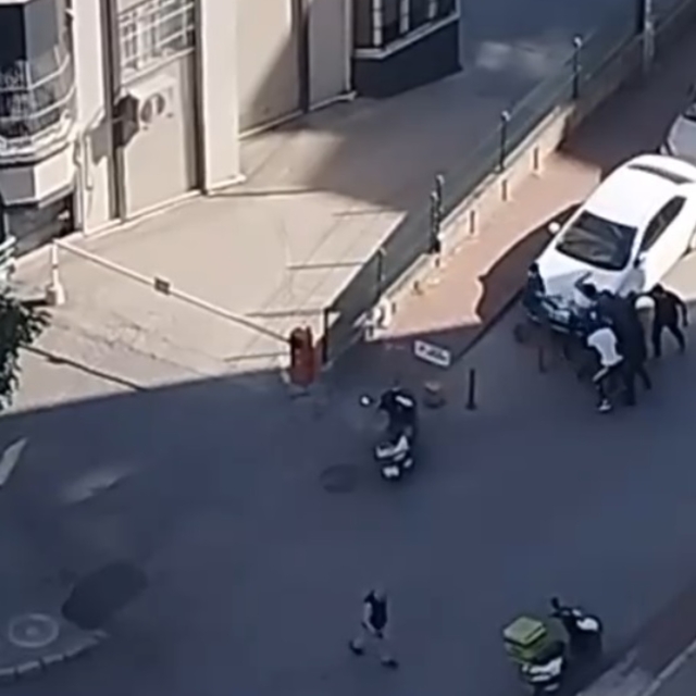 Kuryenin tartıştığı grup tarafından darbedildiği anlar kamerada