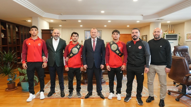 Dünya şampiyonu güreşçiler RTÜK'ü ziyaret etti