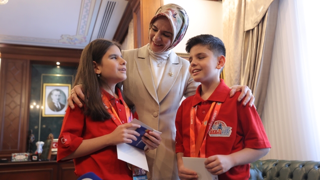 Bakan Göktaş, Bursa'da TEKNOFEST 2025 birincisi görme engelli kardeşleri tebrik etti